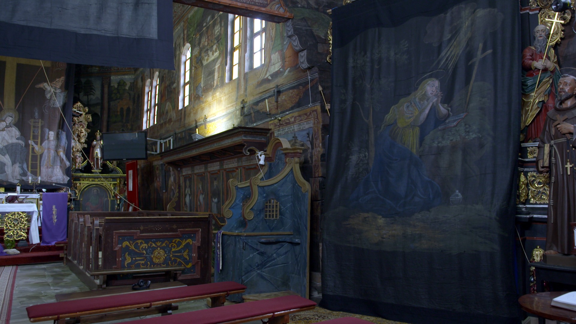 kurtyna Pokutująca Maria Magdalena zawieszona wewnątrz kościoła